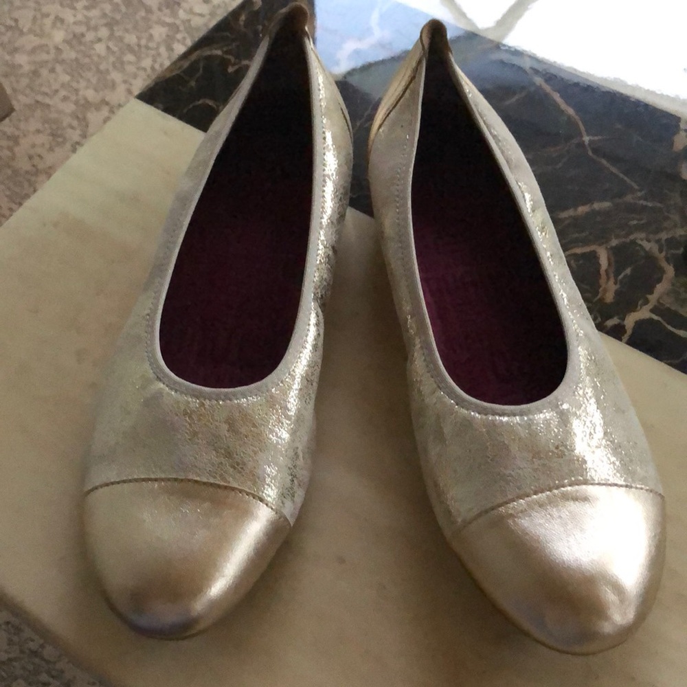 Gorgeous NWOT Munro Henley Cap toe flats - Picture 2 of 8